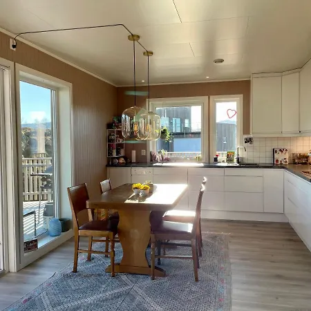 Villa Moderne Hus Med Stor Balkong Og Hage
