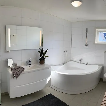 Moderne Hus Med Stor Balkong Og Hage * Leknes