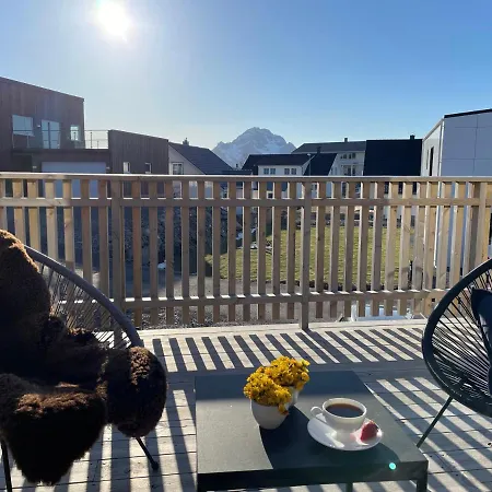 Moderne Hus Med Stor Balkong Og Hage Villa Leknes