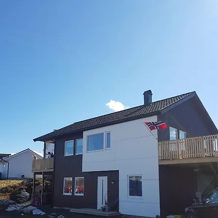 Moderne Hus Med Stor Balkong Og Hage * Leknes
